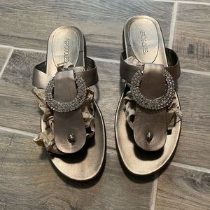 Silver sandals w/rhinestones in center